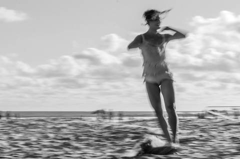 Apresentação do espetáculo Mulheres de Areia, na praia de Santos, pelo Ballet da Cidade de Santos'