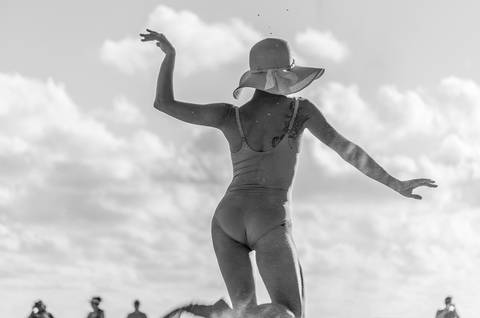 Apresentação do espetáculo Mulheres de Areia, na praia de Santos, pelo Ballet da Cidade de Santos'