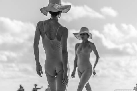 Apresentação do espetáculo Mulheres de Areia, na praia de Santos, pelo Ballet da Cidade de Santos'