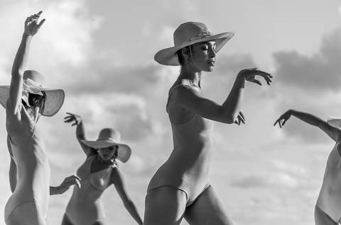 Apresentação do espetáculo Mulheres de Areia, na praia de Santos, pelo Ballet da Cidade de Santos'