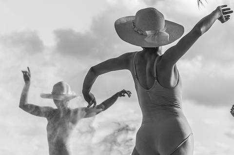 Apresentação do espetáculo Mulheres de Areia, na praia de Santos, pelo Ballet da Cidade de Santos'