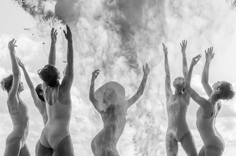 Apresentação do espetáculo Mulheres de Areia, na praia de Santos, pelo Ballet da Cidade de Santos'