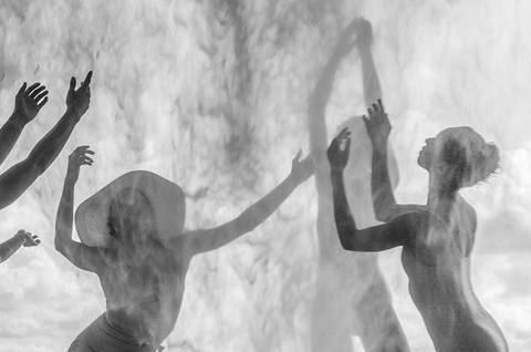 Apresentação do espetáculo Mulheres de Areia, na praia de Santos, pelo Ballet da Cidade de Santos'