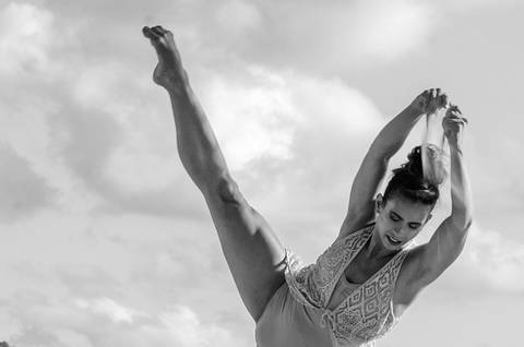 Apresentação do espetáculo Mulheres de Areia, na praia de Santos, pelo Ballet da Cidade de Santos'