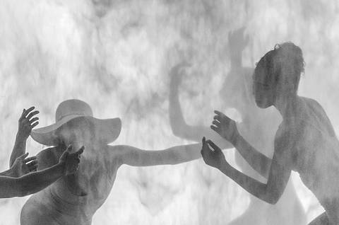 Apresentação do espetáculo Mulheres de Areia, na praia de Santos, pelo Ballet da Cidade de Santos'