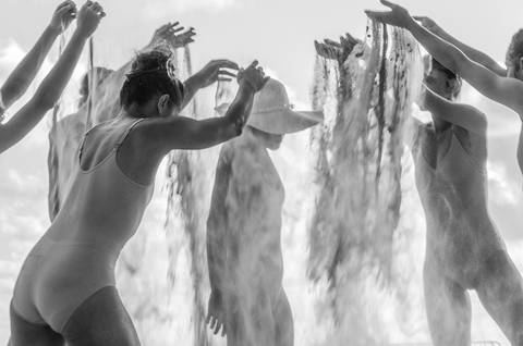 Apresentação do espetáculo Mulheres de Areia, na praia de Santos, pelo Ballet da Cidade de Santos'