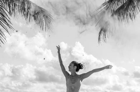 Apresentação do espetáculo Mulheres de Areia, na praia de Santos, pelo Ballet da Cidade de Santos'