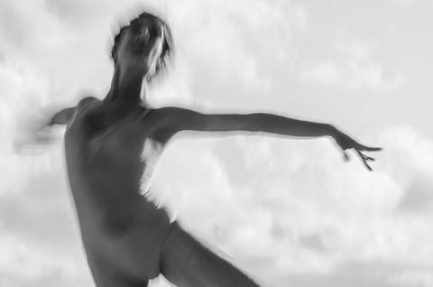 Apresentação do espetáculo Mulheres de Areia, na praia de Santos, pelo Ballet da Cidade de Santos'