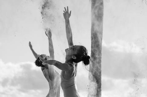 Apresentação do espetáculo Mulheres de Areia, na praia de Santos, pelo Ballet da Cidade de Santos'