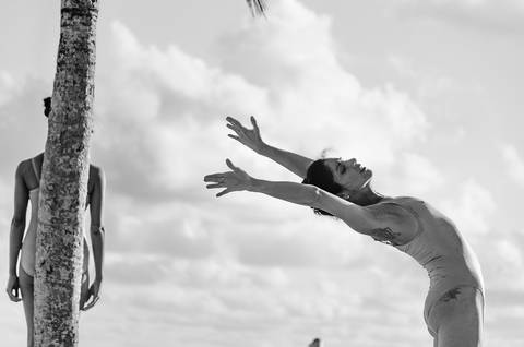 Apresentação do espetáculo Mulheres de Areia, na praia de Santos, pelo Ballet da Cidade de Santos'
