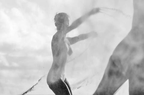 Apresentação do espetáculo Mulheres de Areia, na praia de Santos, pelo Ballet da Cidade de Santos'