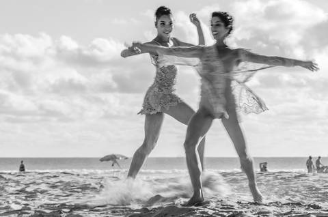 Apresentação do espetáculo Mulheres de Areia, na praia de Santos, pelo Ballet da Cidade de Santos'