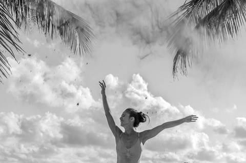 Apresentação do espetáculo Mulheres de Areia, na praia de Santos, pelo Ballet da Cidade de Santos'