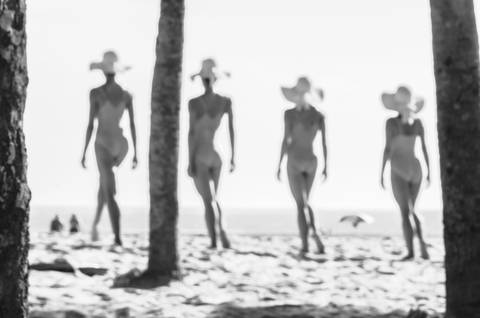 Apresentação do espetáculo Mulheres de Areia, na praia de Santos, pelo Ballet da Cidade de Santos'