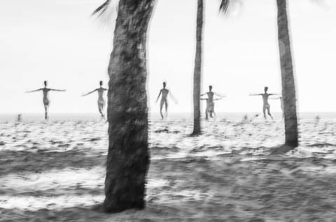 Apresentação do espetáculo Mulheres de Areia, na praia de Santos, pelo Ballet da Cidade de Santos'