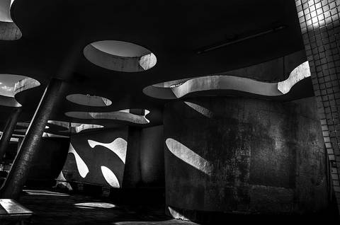 Linhas e formas da arquitetura no edifício Verde Mar, em Santos-SP'