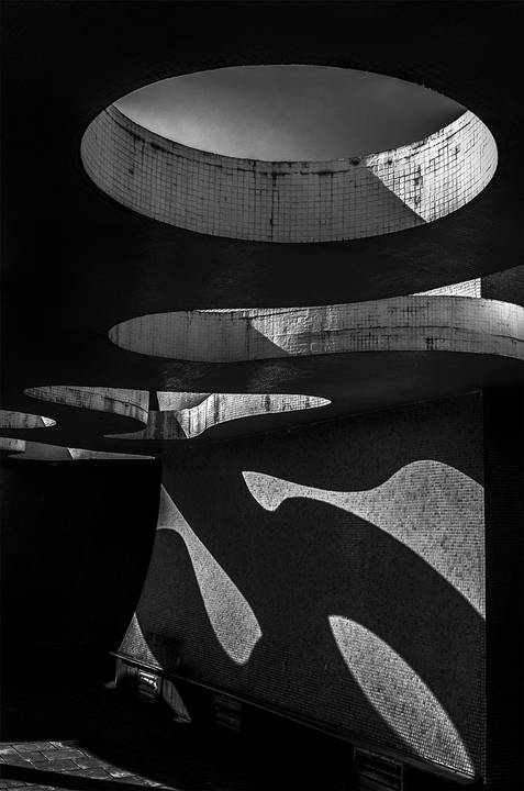 Linhas e formas da arquitetura no edifício Verde Mar, em Santos-SP'