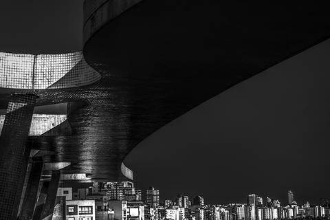 Linhas e formas da arquitetura no edifício Verde Mar, em Santos-SP'