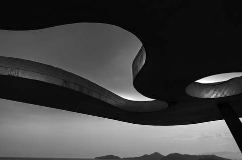 Linhas e formas da arquitetura no edifício Verde Mar, em Santos-SP'