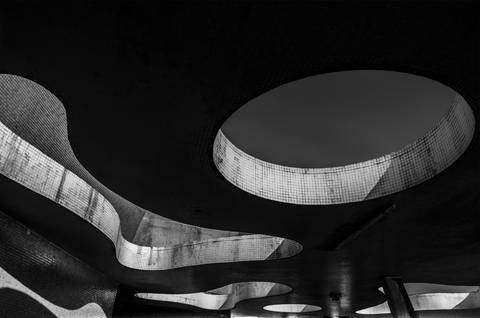 Linhas e formas da arquitetura no edifício Verde Mar, em Santos-SP'