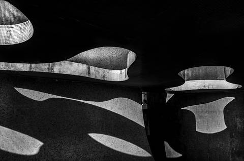 Linhas e formas da arquitetura no edifício Verde Mar, em Santos-SP'