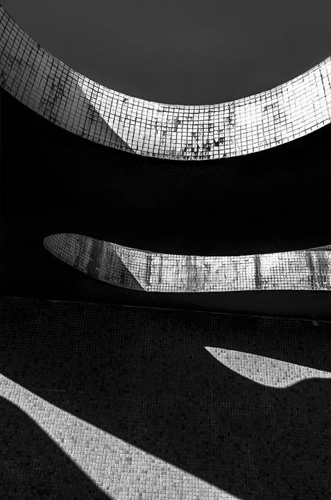 Linhas e formas da arquitetura no edifício Verde Mar, em Santos-SP'