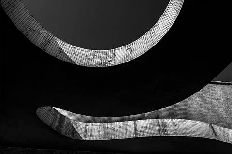 Linhas e formas da arquitetura no edifício Verde Mar, em Santos-SP'