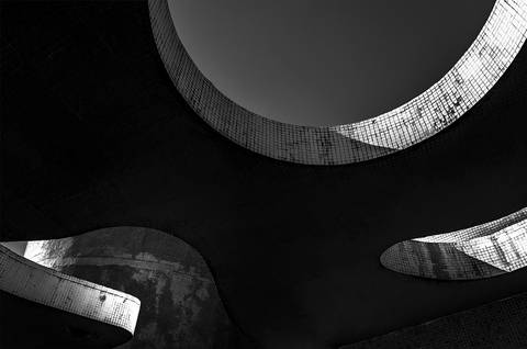 Linhas e formas da arquitetura no edifício Verde Mar, em Santos-SP'