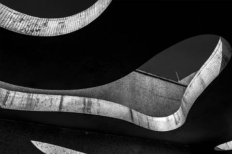 Linhas e formas da arquitetura no edifício Verde Mar, em Santos-SP'