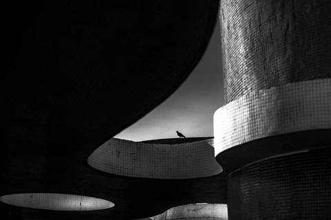 Linhas e formas da arquitetura no edifício Verde Mar, em Santos-SP'