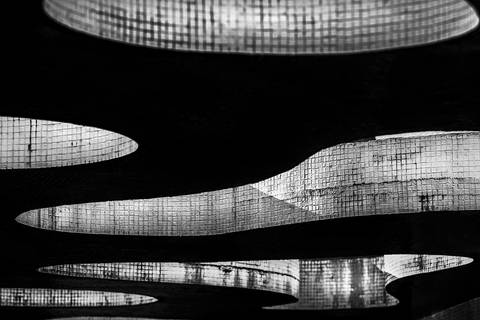 Linhas e formas da arquitetura no edifício Verde Mar, em Santos-SP'