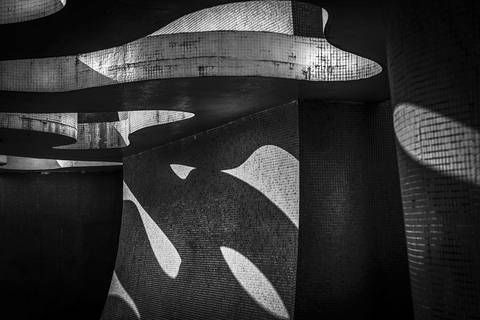 Linhas e formas da arquitetura no edifício Verde Mar, em Santos-SP'