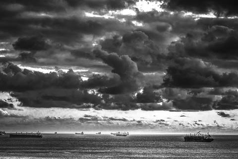 Navios esperando para entrar em Santos-SP'