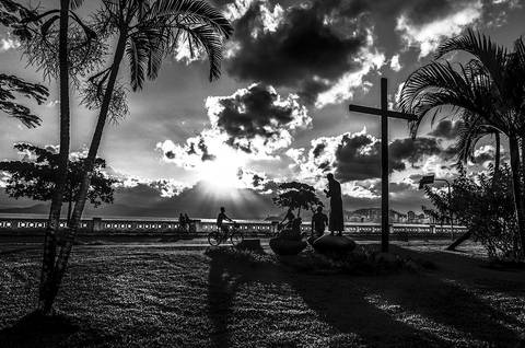 Cenário de luz e fé na Ponta da Praia, em Santos-SP'