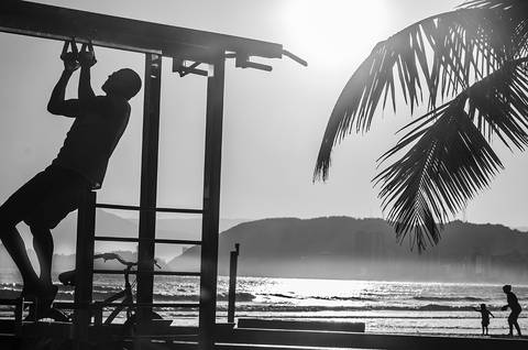 Exercício na praia e família na praia de Santos'