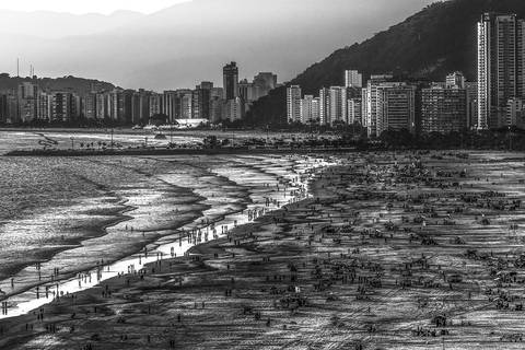 Praia cheia em Santos-SP'