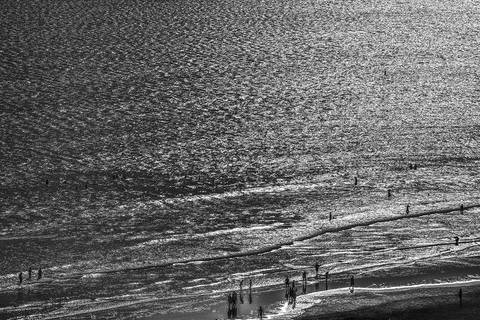 Linhas do mar conduzem caminhada na praia de Santos-SP'