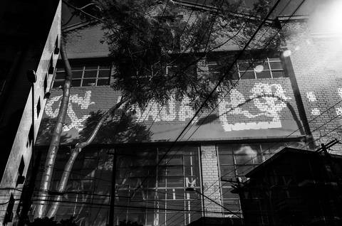 Imagem em dupla exposição que faz parte da série Urbanismo sufocado'