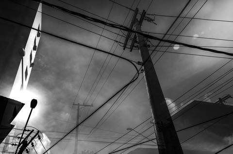 Imagem em dupla exposição que faz parte da série Urbanismo sufocado'