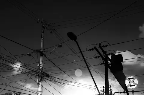 Imagem em dupla exposição que faz parte da série Urbanismo sufocado'