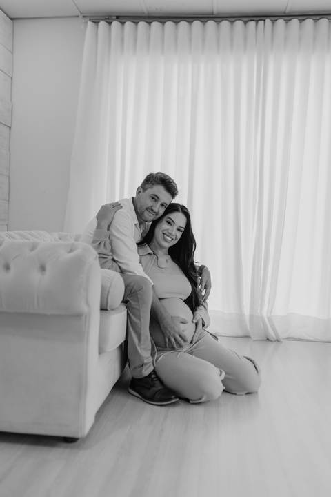 ensaio gestante, fotos de gestantes com marido, ensaio fotográfico gravidez, fotos de gestante em estudio, fotos de gestante ao ar livre ideias, ensaio gestante em estúdio, ensaio gestante estúdio casal, fotos de casal studio'