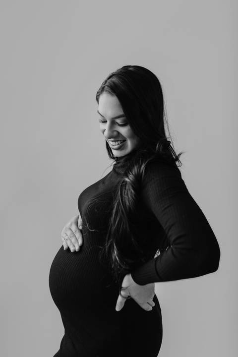 ensaio gestante, fotos de gestantes com marido, ensaio fotográfico gravidez, fotos de gestante em estudio, fotos de gestante ao ar livre ideias, ensaio gestante em estúdio, ensaio gestante estúdio casal, fotos de casal studio'