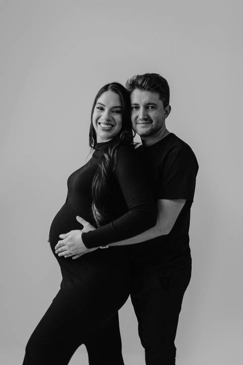 ensaio gestante, fotos de gestantes com marido, ensaio fotográfico gravidez, fotos de gestante em estudio, fotos de gestante ao ar livre ideias, ensaio gestante em estúdio, ensaio gestante estúdio casal, fotos de casal studio'