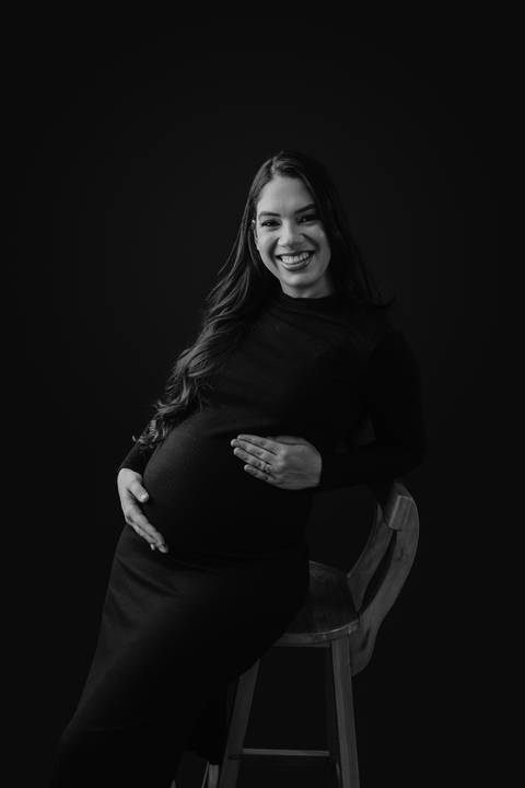 ensaio gestante, fotos de gestantes com marido, ensaio fotográfico gravidez, fotos de gestante em estudio, fotos de gestante ao ar livre ideias, ensaio gestante em estúdio, ensaio gestante estúdio casal, fotos de casal studio'