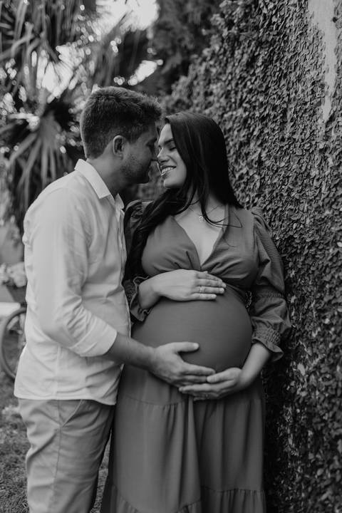 ensaio gestante, fotos de gestantes com marido, ensaio fotográfico gravidez, fotos de gestante em estudio, fotos de gestante ao ar livre ideias, ensaio gestante em estúdio, ensaio gestante estúdio casal, fotos de casal studio'