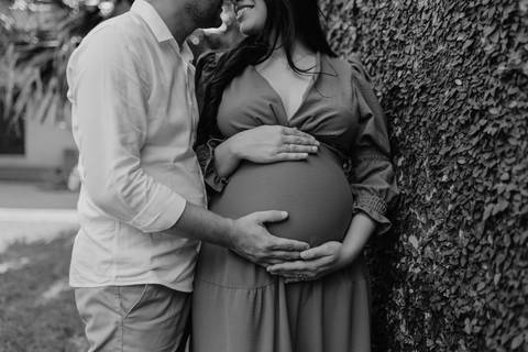 ensaio gestante, fotos de gestantes com marido, ensaio fotográfico gravidez, fotos de gestante em estudio, fotos de gestante ao ar livre ideias, ensaio gestante em estúdio, ensaio gestante estúdio casal, fotos de casal studio'