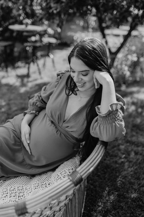 ensaio gestante, fotos de gestantes com marido, ensaio fotográfico gravidez, fotos de gestante em estudio, fotos de gestante ao ar livre ideias, ensaio gestante em estúdio, ensaio gestante estúdio casal, fotos de casal studio'