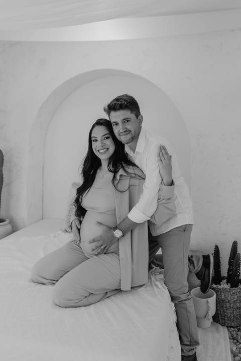 ensaio gestante, fotos de gestantes com marido, ensaio fotográfico gravidez, fotos de gestante em estudio, fotos de gestante ao ar livre ideias, ensaio gestante em estúdio, ensaio gestante estúdio casal, fotos de casal studio'