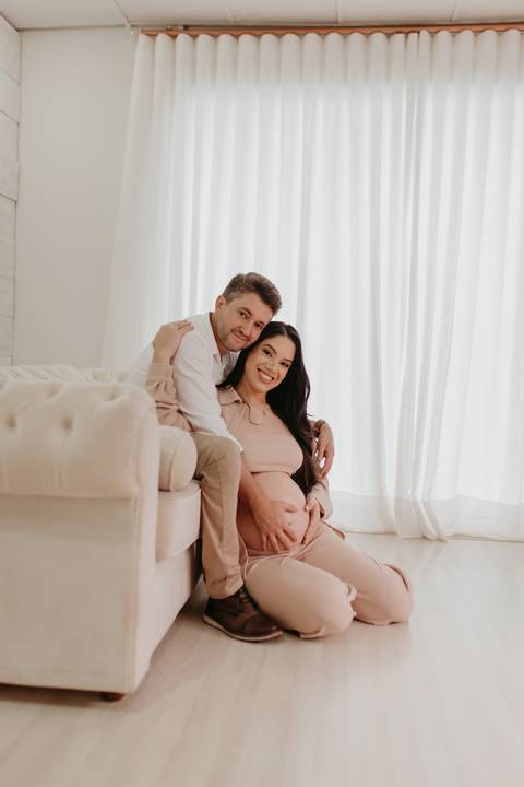 ensaio gestante, fotos de gestantes com marido, ensaio fotográfico gravidez, fotos de gestante em estudio, fotos de gestante ao ar livre ideias, ensaio gestante em estúdio, ensaio gestante estúdio casal, fotos de casal studio'
