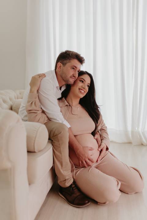 ensaio gestante, fotos de gestantes com marido, ensaio fotográfico gravidez, fotos de gestante em estudio, fotos de gestante ao ar livre ideias, ensaio gestante em estúdio, ensaio gestante estúdio casal, fotos de casal studio'
